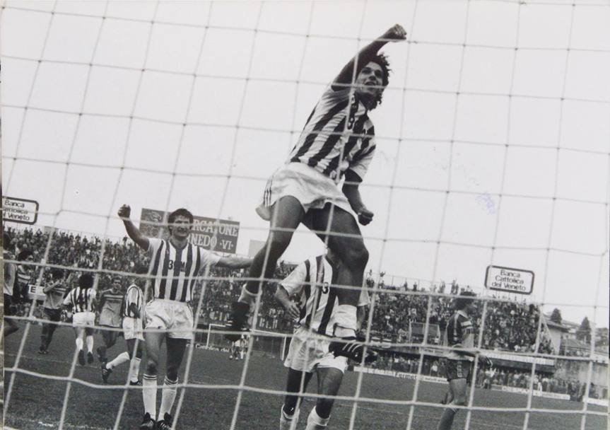 Il 3 giugno 1984 Baggio segna su rigore il primo gol da professionista nella partita vinta 3-0 contro il Brescia. E&#39; il primo di una lunga serie (RCS)